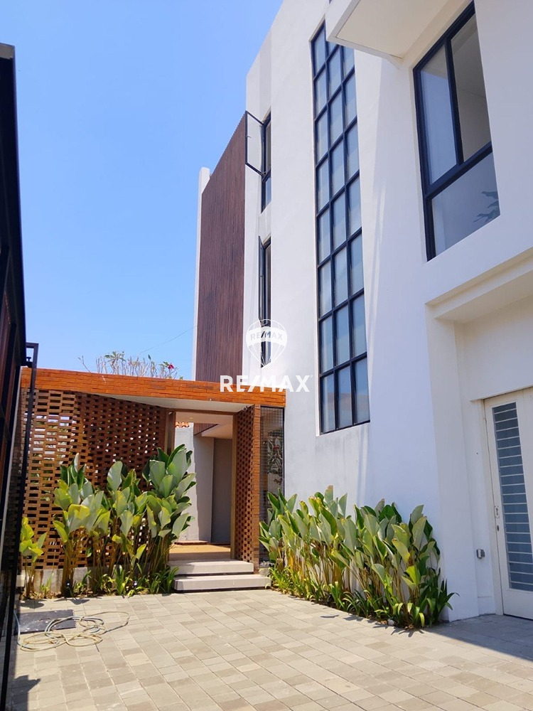 Rumah Semi Villa 3 Lantai dengan Private Pool Dijual di Muding