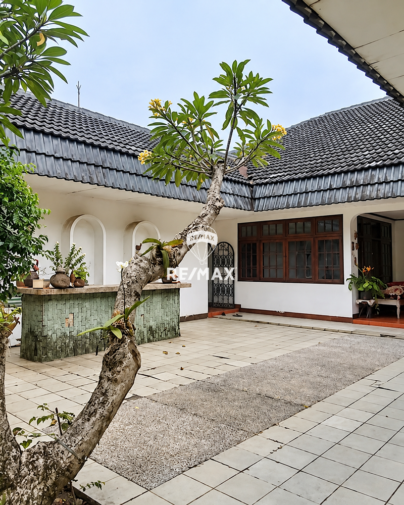 DIJUAL RUMAH ASRI DI TENGAH KEBUN PINGGIR JALAN RAYA DI CIPUTAT TIMUR